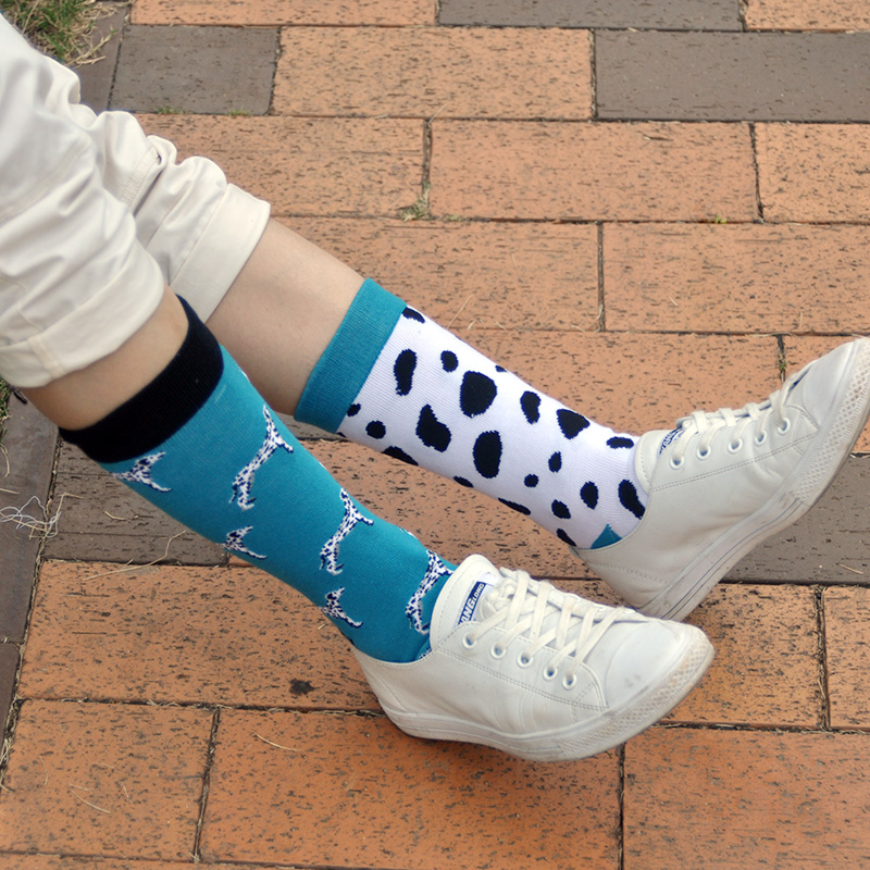 The impact of funny socks color and pattern on overall style插图